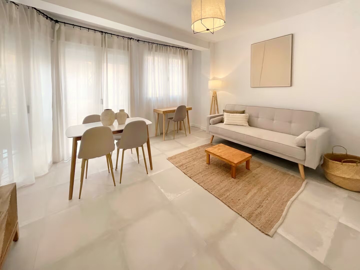 Salón y comedor decorados