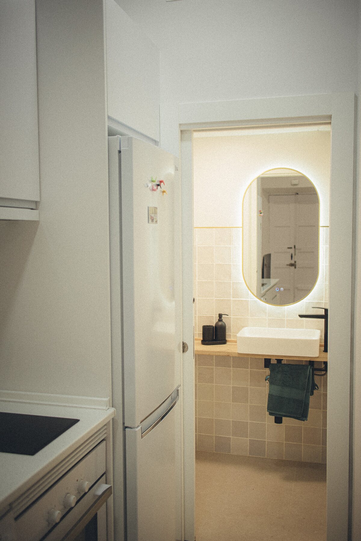 Continuidad visual entre cocina y baño