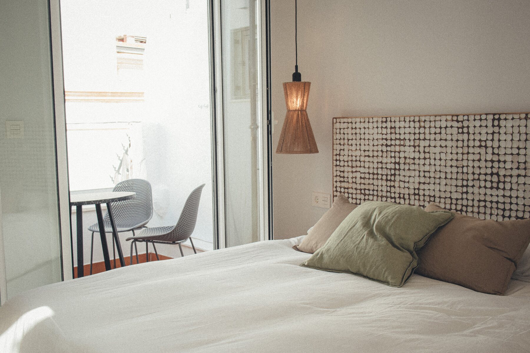 Dormitorio con luz natural