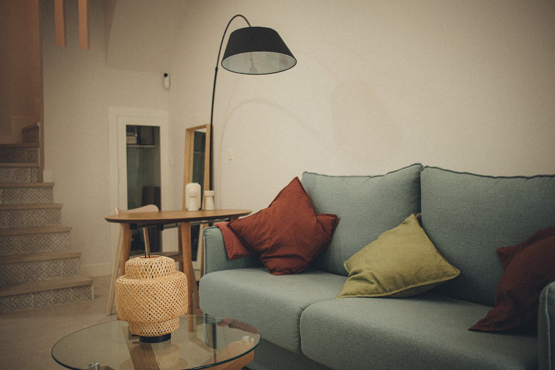 Vista del salón y la escalera