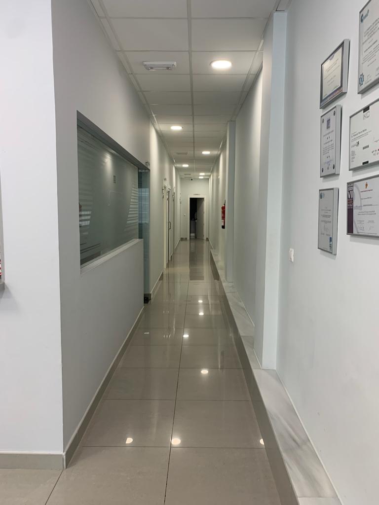 Pasillo de Clínica Rovira antes de la intervención